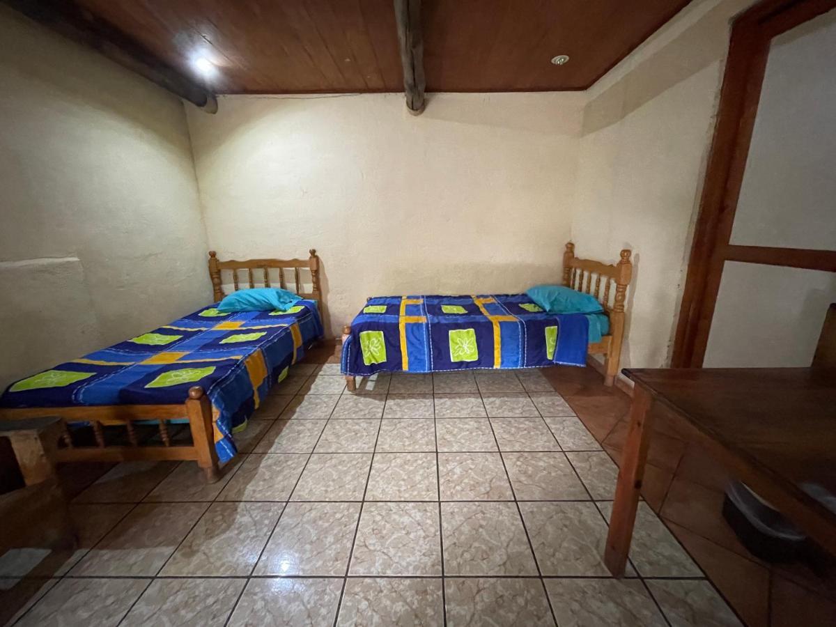 Johnnys Place Hotel Monterrico Exterior photo
