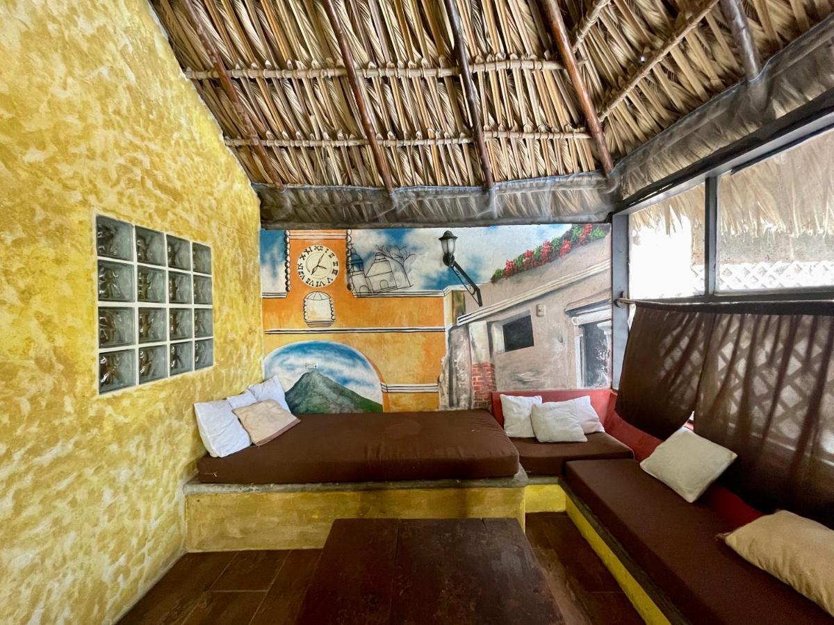 Johnnys Place Hotel Monterrico Exterior photo