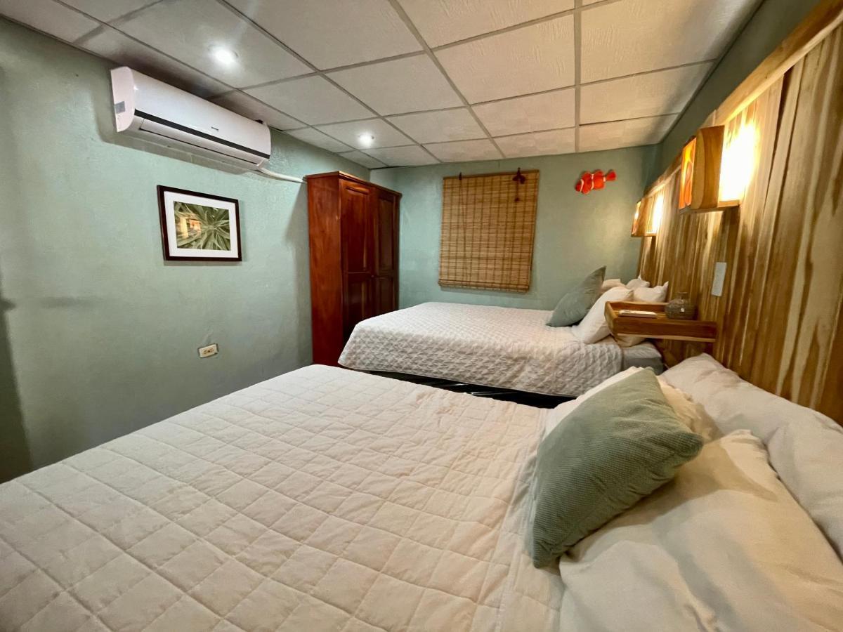 Johnnys Place Hotel Monterrico Exterior photo