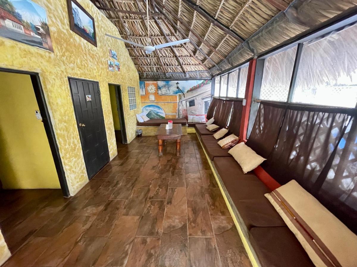 Johnnys Place Hotel Monterrico Exterior photo