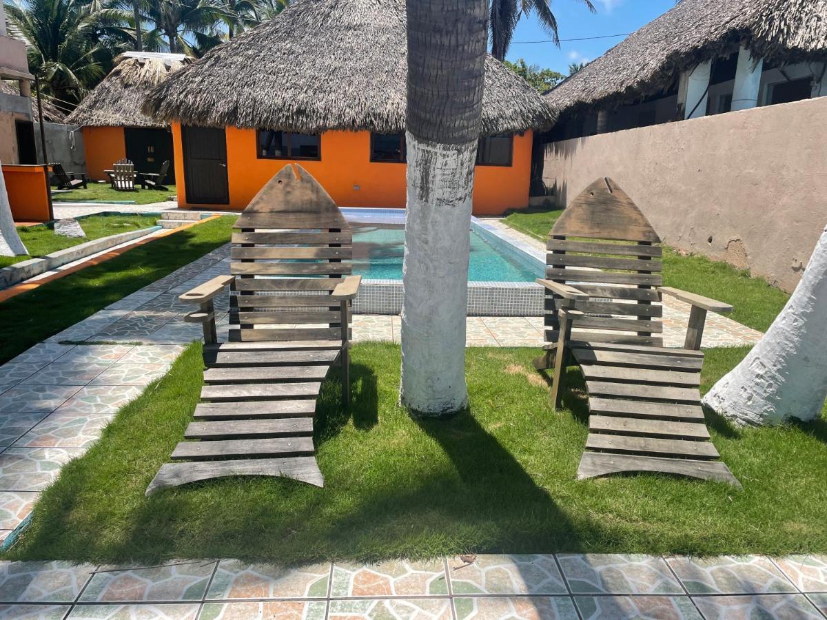 Johnnys Place Hotel Monterrico Exterior photo