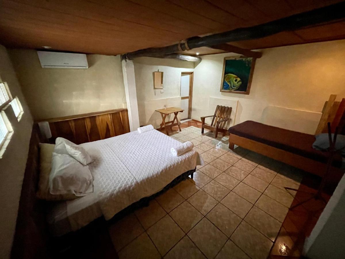 Johnnys Place Hotel Monterrico Exterior photo